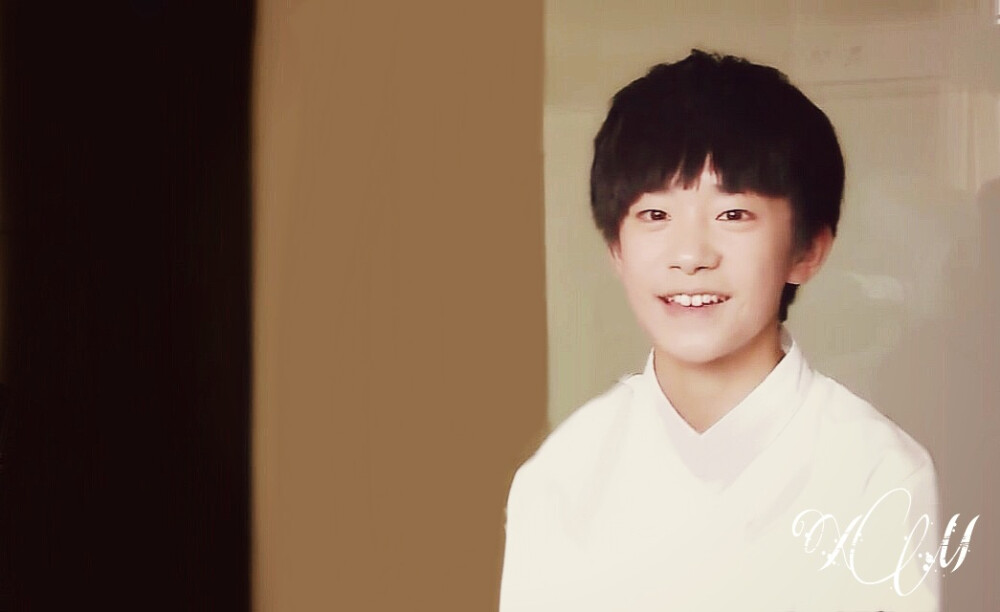 #易烊千玺# #TFBOYS易烊千玺# #TFBOYS# #万千宠爱只想给你# #你嘴角的梨涡是我们最暖的太阳#