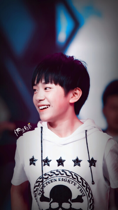 #易烊千玺# #TFBOYS易烊千玺# #TFBOYS# #万千宠爱只想给你# #你嘴角的梨涡是我们最暖的太阳#