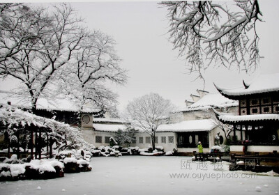 冬雪掩重檐，水墨一天。虽居一隅，心怀苍天。独立摄月，望断此生倚栏。