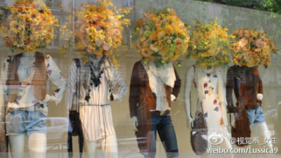 巴黎春天百货2014春夏季女装橱窗中以花卉为主题，通过女装橱窗完美呈现出与“巴黎春天”百货名称吻合的主题橱窗。 橱窗中统一采用花卉元素应用于橱窗地面以及模特头部，同时花卉的色彩与不同色系的服装色彩相呼应，…