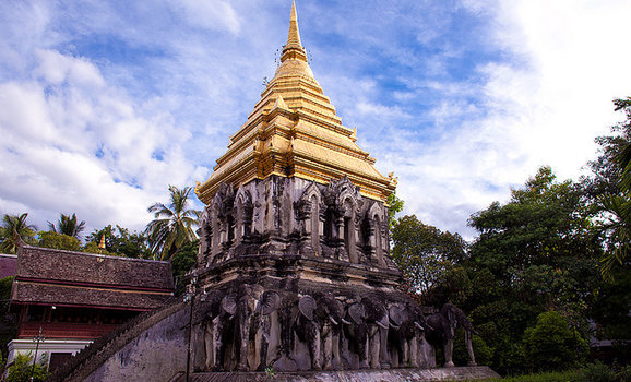 清曼寺 清迈的第一座寺庙，也是清迈最古老的寺庙，寺中最好的建筑是由15只大象承载的塔。清迈建城时，曼格莱王在此扎营，监督整个工程的进行，并在此盖了清曼寺。寺内的释迦牟尼佛像和水晶佛像非常著名，佛像嵌满宝石，十分珍贵。