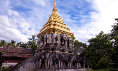 清曼寺 清迈的第一座寺庙，也是清迈最古老的寺庙，寺中最好的建筑是由15只大象承载的塔。清迈建城时，曼格莱王在此扎营，监督整个工程的进行，并在此盖了清曼寺。寺内的释迦牟尼佛像和水晶佛像非常著名，佛像嵌满宝…