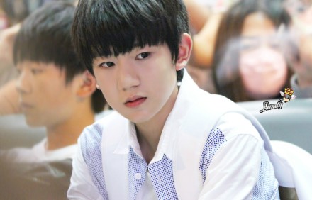 王源 TFBOYS TF家族 正太街拍帅哥壁纸