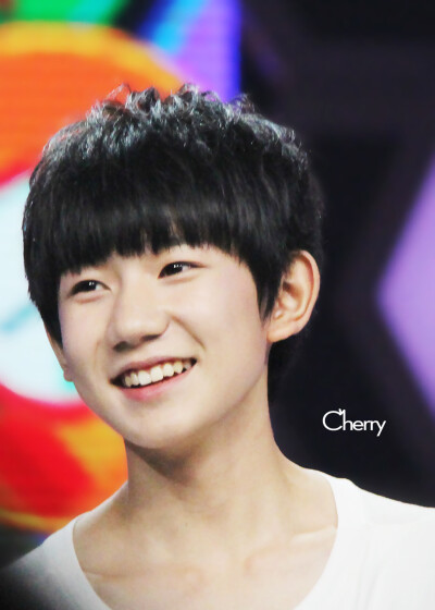 王源 TFBOYS TF家族 正太街拍帅哥壁纸