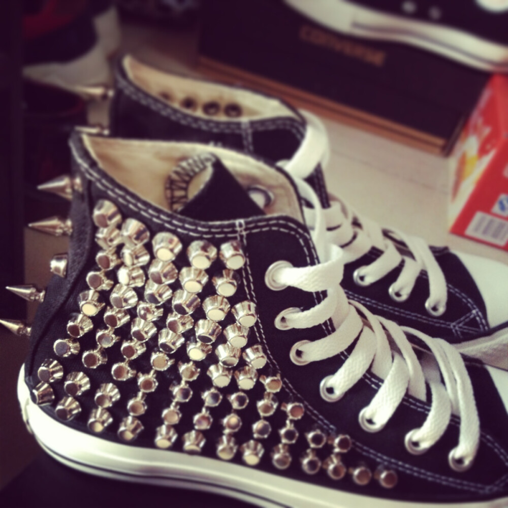 手工 铆钉 converse 帆布鞋 http://item.taobao.com/item.htm?spm=a1z10.3.w4002-2871940414.45.hXwRCm&amp;amp;id=39177832435