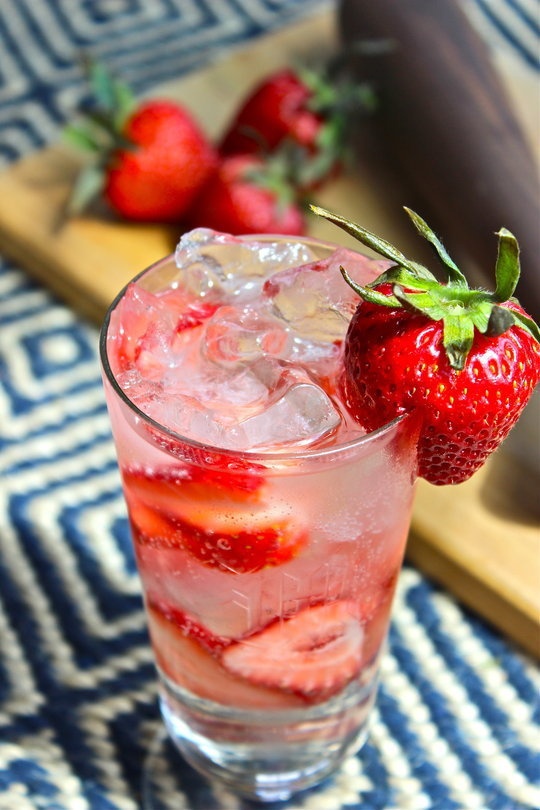 strawberry gin smash