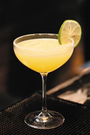玛格丽特(Margarita) 口感浓郁，带有清鲜的果香和龙舌兰酒的特殊香味，入口酸酸甜甜，非常的清爽。 诞生地：墨西哥 配料：40毫升龙舌兰酒，20毫升君度橙酒，20毫升青柠檬汁 调制方法：取一个鸡尾酒碟，将杯沿用柠檬…