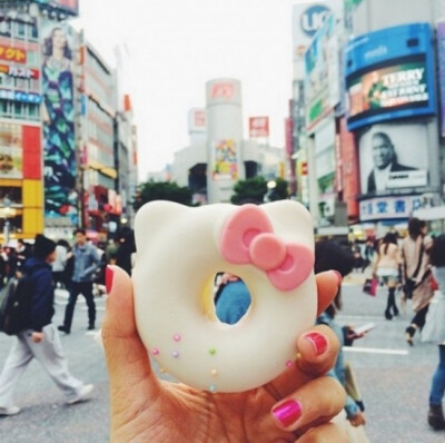东京涉谷 Hello Kitty 甜甜圈，虽然味道不一定有正宗糖霜做法的甜甜圈好，但试问哪个女孩子能抵抗呢？