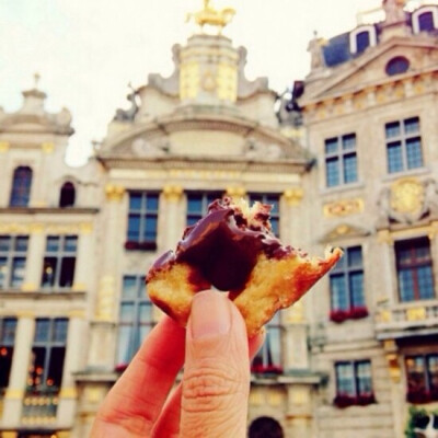 比利时布鲁塞尔的Grand Palace 到比利时游玩，超级美味的比利时华夫饼绝对不可不试！Melissa买的这种浇上了香浓的Nutella哦。