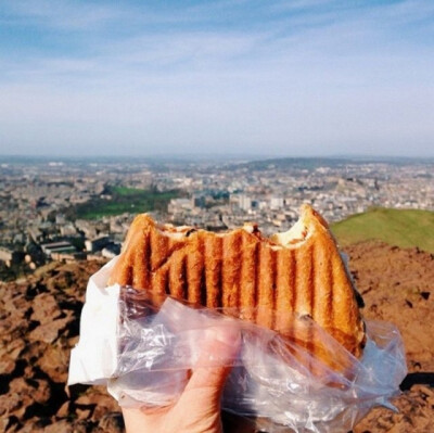 在 Arthur ’ s seat 的山顶上，入境的美食是一个外形比较特殊的三文治。