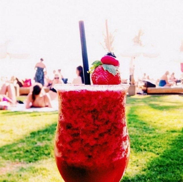 峇里岛 这是 Melissa 在 Potato Head Beach Club 点的 Three Berry Margarita。