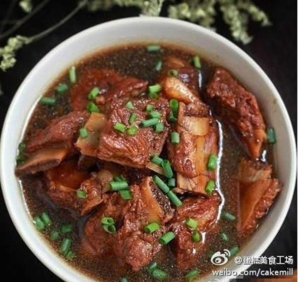 【电饭煲卤仔排】1.子排洗净，冷水下锅，入适量料酒，加水加到子排的2倍；2.入葱姜、适量盐，盖盖，按下煮饭键，煮开后，撇去浮沫；3.入酱油，拌匀，盖盖，继续按下煮饭键；4.一个小时后，抬起煮饭键适当的加点味精提鲜。