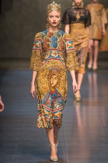 杜嘉班纳 (Dolce&amp;amp;Gabbana)2013秋冬女装的灵感依然是设计师热爱的西西里，但这次设计师为我们带来西西里蒙雷阿莱大教堂的金色马赛克宗教图案，感受西西里的宗教氛围。