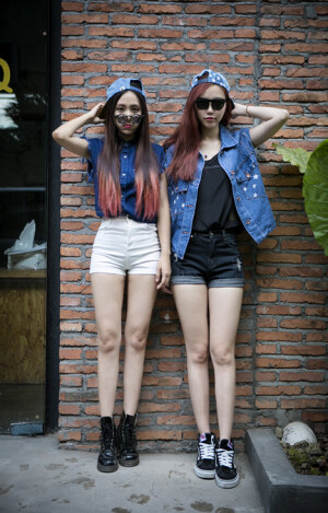 牛仔马甲闺蜜照