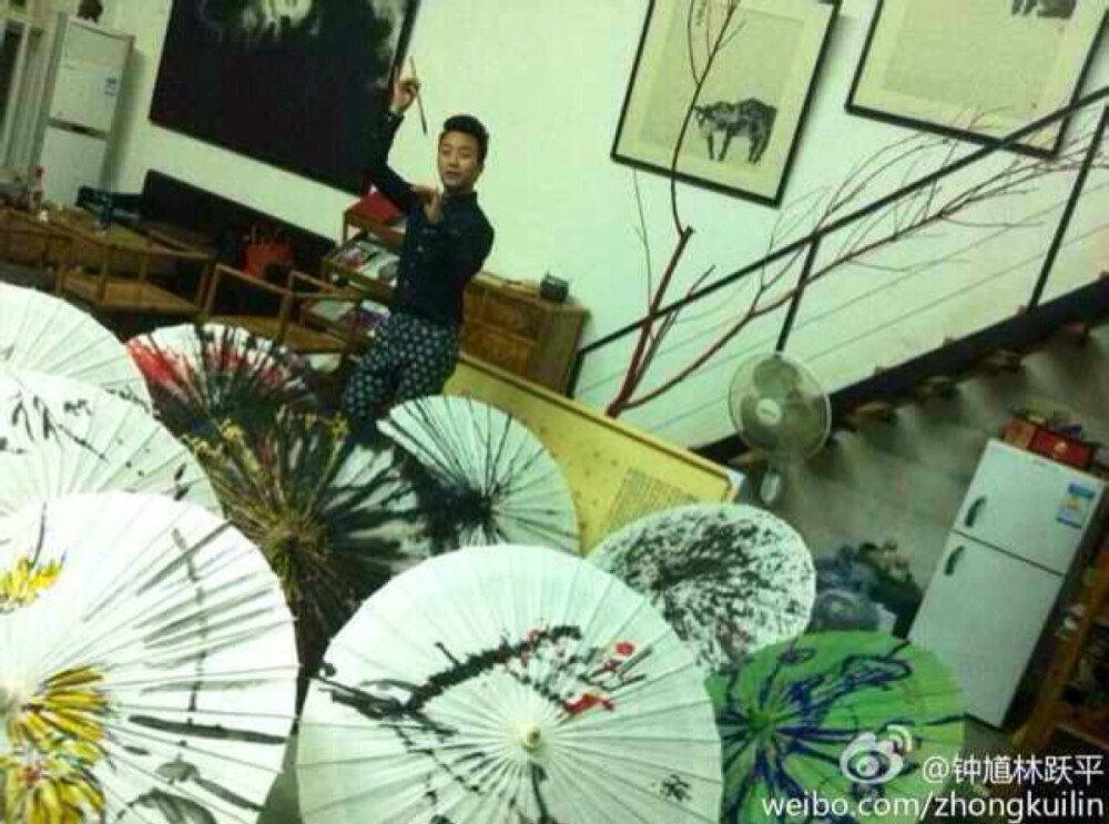 再来一张玉伞。陶醉不觉舞一曲。 李玉刚