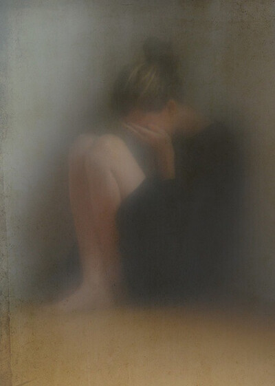 一个人悲伤着，不让别人知道。