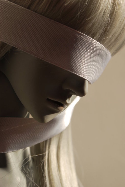 以为蒙上了眼睛，就可以看不见这个世界；以为捂住了耳朵，就可以听不到所有的烦恼；以为脚步停了下来，心就可以不再远航；以为我需要的爱情，只是一个拥抱。我们可以欺骗自己的眼睛，但千万不要欺骗了自己的灵魂。