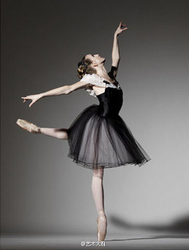 芭蕾，用脚尖踮出最美丽的芳华。