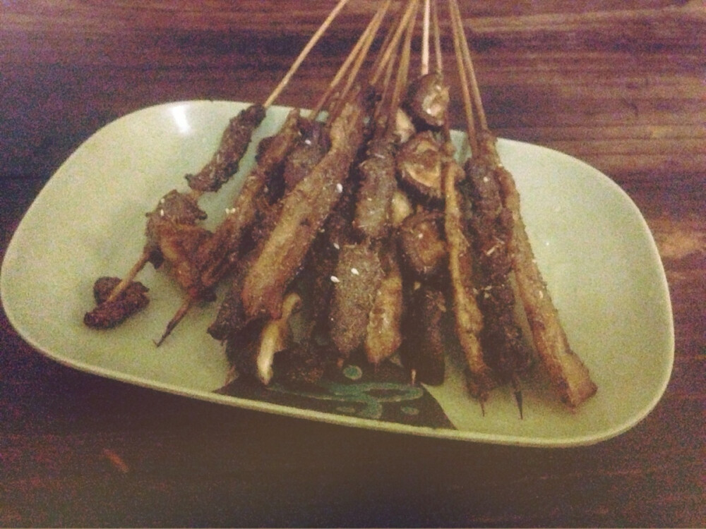 我家娘子有非常呆萌的一面像我大晚上煎香肠每次都问她你要么娘子总是用羞答答的小脸看着我「不要人家减肥」然后等我香肠煎好娘子就蹦着小白腿来了「哎呀好香呀」然后又羞答答的看着我于是我就又起立去煎香肠了我管这行为叫做娘子马后炮吃烤串也是一样所以我一个人偷偷溜下楼不带她你们别告诉她哟