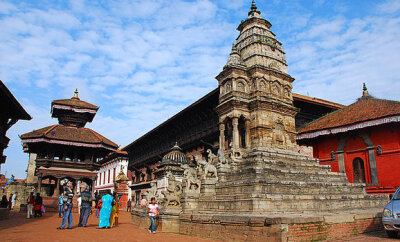 巴克塔普尔Bhaktapur又名巴德岗。这里的巴德岗杜巴广场(Bhaktapur Durbar Square)维护得最好，包括有著名的黄金门、尼泊尔木雕代表作55扇檀香木窗、孔雀窗、五层塔，女神庙等。