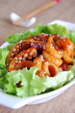 【韩式辣炒鱿鱼】食材：1条鱿鱼、1/2个洋葱、少许蒜、少许姜、3大勺韩式辣椒酱、3大勺料酒、1/2小勺盐、1小勺糖、少许胡椒粉、少许炒熟白芝麻 做法：1）洋葱，蒜，姜，切末。2）鱿鱼去除表皮和内脏，洗净后竖向切成条状；3）鱿鱼加入调料和洋葱，姜，蒜末腌制2个小时以上。4）锅中到油烧热，将洋葱丝放入煸炒出香味；5）再将腌制好的鱿鱼和腌料一起导入锅中大火翻炒。6）最后起锅时加入炒香的白芝麻增香。