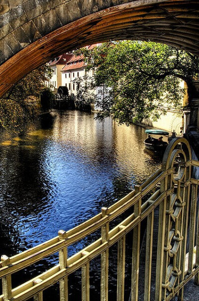 鹿回头山顶公园位于三亚市，这里山岬角与海浪辉映,站在山上可俯瞰浩翰的大海，远眺起伏的山峦，三亚市全景尽收眼底，景色极为壮观。