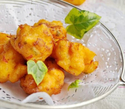 【南瓜虾仁疙瘩球】南瓜去皮蒸熟碾南瓜泥；虾仁切小粒，青红椒切碎末；把以上处理后的南瓜、虾仁、青红椒同糯米粉、澄粉（糯米粉：澄粉=10：1）拌匀，加盐和椒盐粉调味；油锅烧热至七成热，用筷子头挑一小团面疙瘩放…