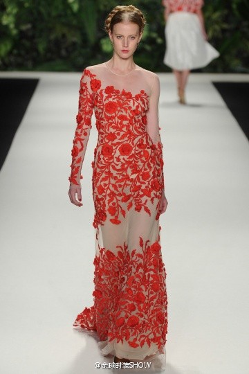 Naeem Khan2014春夏时装的设计中有一部分借鉴了明显的西班牙风格廓型—诸如刺绣装饰的乔其纱村姑衫和喇叭裙，还有一些典型的Khan式廓型