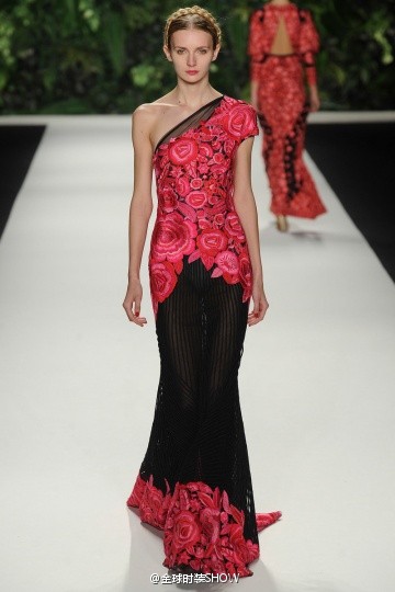 Naeem Khan2014春夏时装的设计中有一部分借鉴了明显的西班牙风格廓型—诸如刺绣装饰的乔其纱村姑衫和喇叭裙，还有一些典型的Khan式廓型