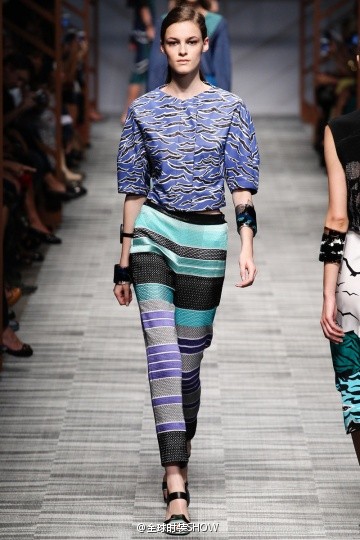 Missoni2014春夏时装经典的“V”形纹样幻化成了水纹和飞鸟，它们的呈现方式就像我们小时候手绘的水纹和飞鸟。