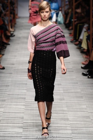 Missoni2014春夏时装经典的“V”形纹样幻化成了水纹和飞鸟，它们的呈现方式就像我们小时候手绘的水纹和飞鸟。