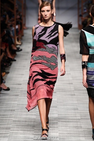 Missoni2014春夏时装经典的“V”形纹样幻化成了水纹和飞鸟，它们的呈现方式就像我们小时候手绘的水纹和飞鸟。