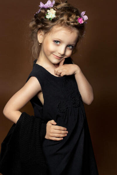 俄罗斯萝莉童模安吉丽娜（Angelina Kurkina）发出一组写真，照片中小萌娃造型百变，仿佛精灵落凡间。