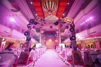 人生宛若一次长途跋涉的旅程，与你牵手，与你同看旅途的风景。尽管时光沧桑了容颜，尽管我们都会老去；但岁月的风霜利剑，夺不去我们甜蜜的爱情故事。让我们用电影的形式来记录两人唯一的回忆！