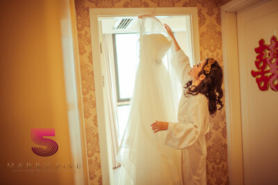 一场以电影为主题的婚礼~当新娘在化妆间听见两小无猜的电影主题曲响起来时，她感动的快要哭出来