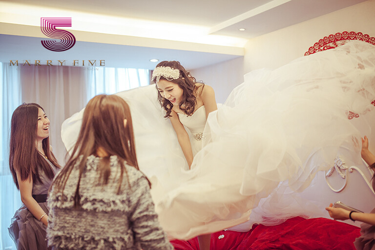 一场以电影为主题的婚礼~当新娘在化妆间听见两小无猜的电影主题曲响起来时，她感动的快要哭出来