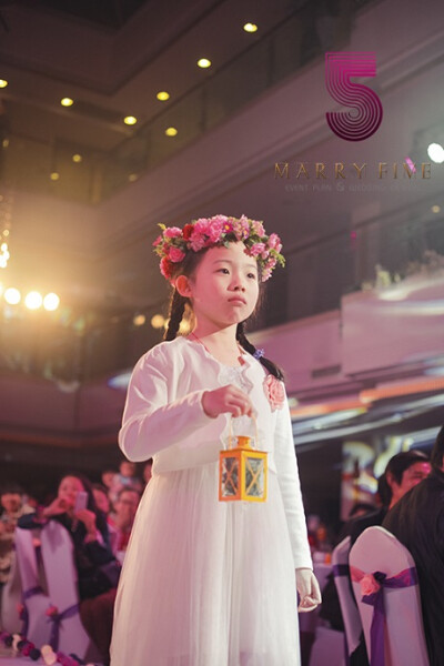 一场以电影为主题的婚礼~当新娘在化妆间听见两小无猜的电影主题曲响起来时，她感动的快要哭出来