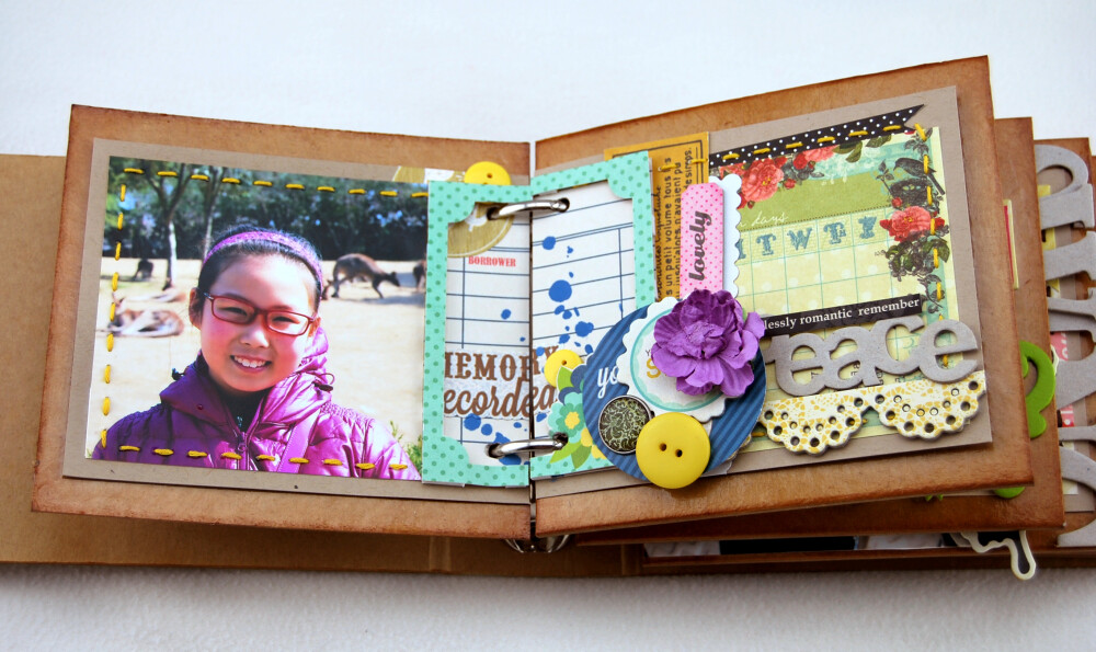 小超人2013年12月的作品。自己也算比较喜欢。背景纸是Echo Park的，配件用了很多家里库存的零散料。这一次对相册底板也进行了改造，在牛皮硬板纸上先刷了一层旧色印台，然后又用水晶胶刷了一层，坐出具有光泽感的复古效果。