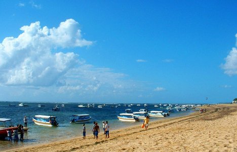 芭东海滩有游泳、太阳浴、香蕉船、帆板、游艇等各种海上活动项目，而这里的海水清澈见底，水中生物种类繁多，是亚洲地区公认的最优良的潜水地之一。