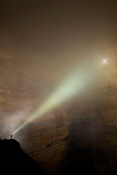 中国重庆的“二王洞”(Er Wang Dong Cave)洞穴异常广阔，洞穴里自有一套天气系统，有云且会降雨。