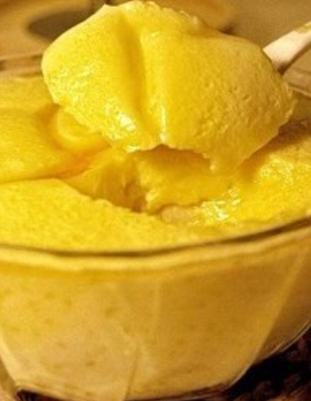 牛奶100ml. 鸡蛋1个.香蕉去皮.用勺子压成泥.鸡蛋磕入碗中打散.