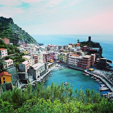 網上常見「世界 XX大秘境」圖輯，意大利五鄉地(Cinque Terre)例必榜上有名。五顏六色如糖果的樓房，建在懸崖邊，嫣紅，嫩綠，鮮黃，美得很不真實。獨立遺世於意國西北之境千年，直至 19世紀火車接通外界，才開始為世人認識。