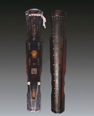 大圣遗音琴，唐至德丙申，通长122cm，肩宽20.1cm，尾宽13.4cm，最厚5cm，底厚1cm；此古琴为圆首内 收狭尾，项、腰各作内收浅弧形，相传为神农式，琴面浑厚略呈半椭圆状，项、腰作圆棱。通身漆黑色， 退漆处露栗壳色…