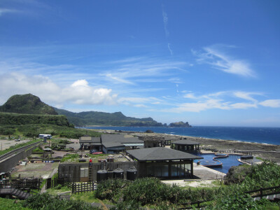 朝日温泉。泡着温泉，看着太阳从海平线升起。