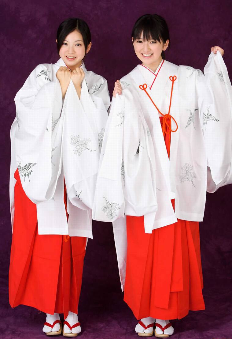 巫女服(みこふく):常服穿小袖白无垢上衣和绯袴,领口红色是赤掛衿,脚