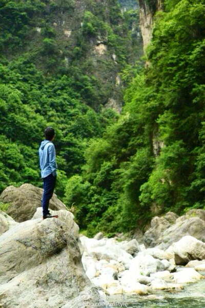 望远山，低思量。李玉刚
