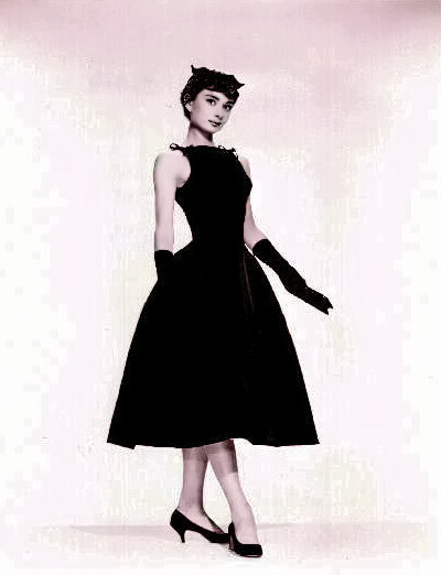  这就是著名的‘莎布琳娜’裙，纪梵希的杰出代表作，赫本在《龙凤配》中使它一鸣惊人，成为了五十年代最流行的款式。这件衣服最为称道的地方就是领子的设计，一字平肩系带的设计，直到今天也是众多设计师的最爱。而赫本当年从纪梵希众多过季服装中选择它的原因，恰恰是因为她认为这种衣领的设计能遮住她那过于瘦骨嶙峋的锁骨，谁知道却影响了一代服装的潮流。