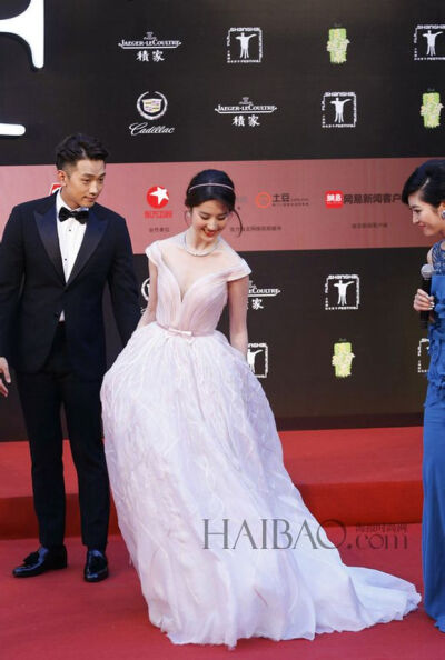 刘亦菲&amp;amp;Rain 2014第17届上海国际电影节开幕式红毯美图 白裙飘飘，美艳不可方物。 电影《露水红颜》剧组