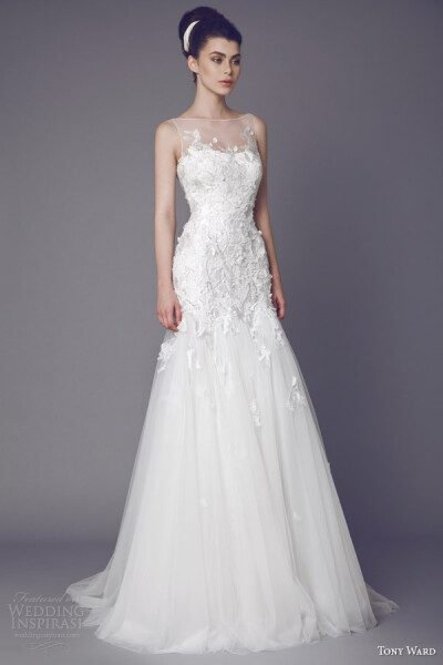 Tony Ward 2015 Bridal Collection。本季的婚纱系列，精致的花朵刺绣蔓延，素雅的颜色中呈现出意想不到的细腻与温柔！