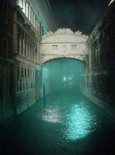 夜雾中的叹息桥，浓雾那头谁在浅唱？
